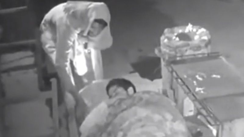 Hindistan’da güvenlik görevlisinin yastığını ateşe verdi