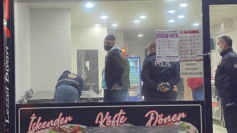 Düzce'de kısıtlamaya uymayan köfteci ve müşteri ceza yedi