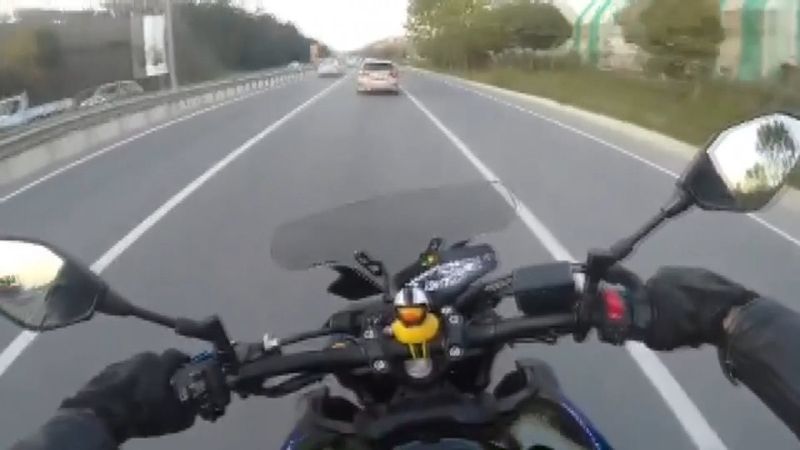 Bursa'da makas atan araç, kask kamerasında