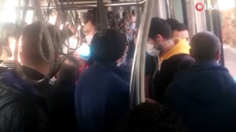 İstanbul'da tramvayda sosyal mesafesiz yolculuk