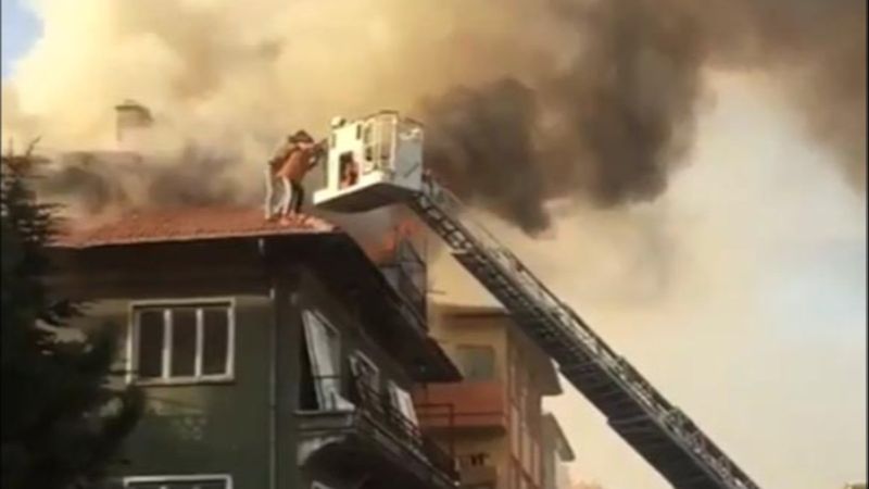 Ankara'da yangında çatıda mahsur kalan 4 kişi kurtarıldı