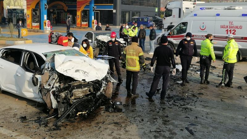 Bursa-Ankara karayolunda iki otomobil çarpıştı