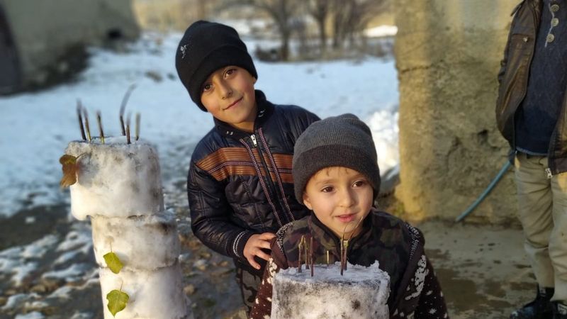 Hakkari'de oğluna kardan, temsili pasta yaptı