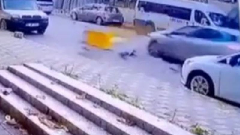 Maltepe'de motosiklet ile otomobilin çarpışma anı kamerada