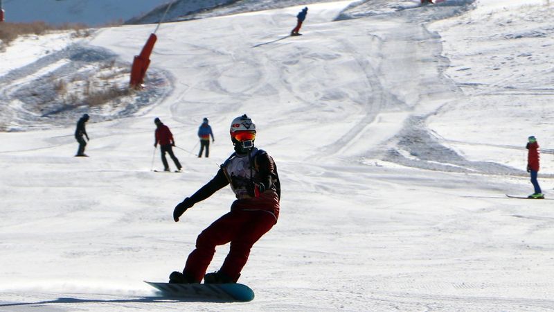 Palandöken'de yapay karla kayak keyfi