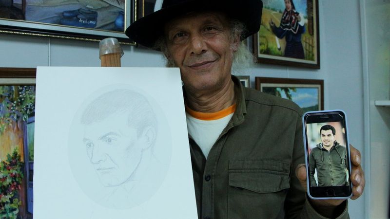 Adana'da ressam, tanımadığı insanların sesini duyup çiziyor