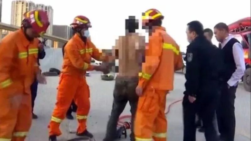 Çin’de rögar kuyusunda mahsur kalan temizlik işçisinin kurtarılma anı