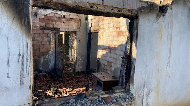 Antalya'da sobadan çıkan yangın, yaşlı çiftin evini küle çevirdi