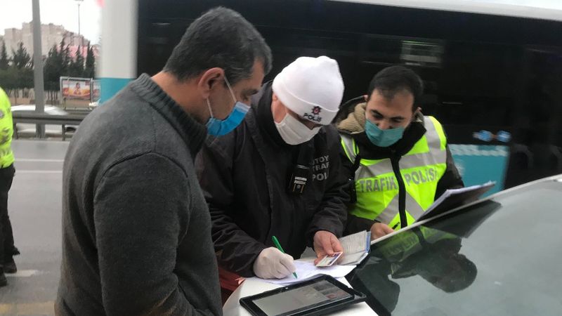 İstanbul'da minibüsten indirilen fazla yolcunun polise tepkisi