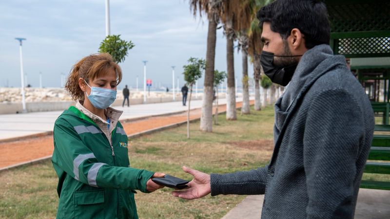 Mersin'de temizlik işçisi, içinde 20 bin lira olan cüzdanı sahibine teslim etti