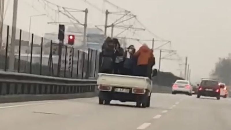 Bursa'da kamyonet üzerindeki 6 kişinin tehlikeli yolculuğu