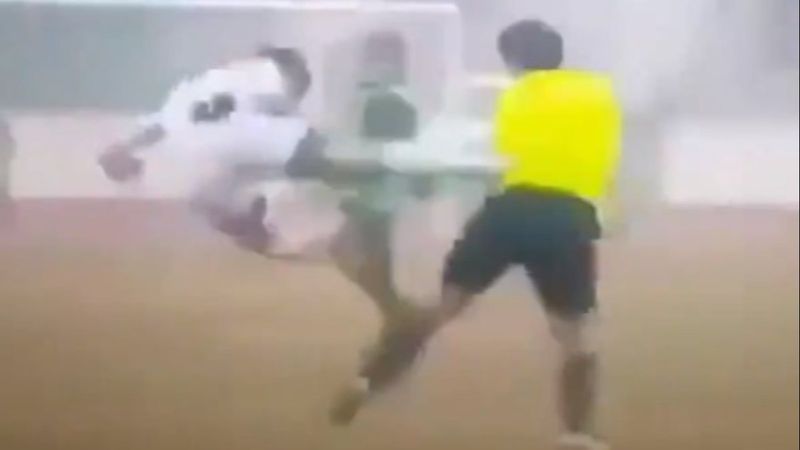 Özbekistan'da futbolcudan hakeme uçan tekme