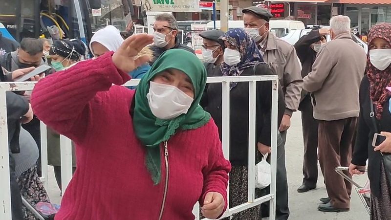 Burdur'da pazara giden yaşlılar HES kodundan habersiz