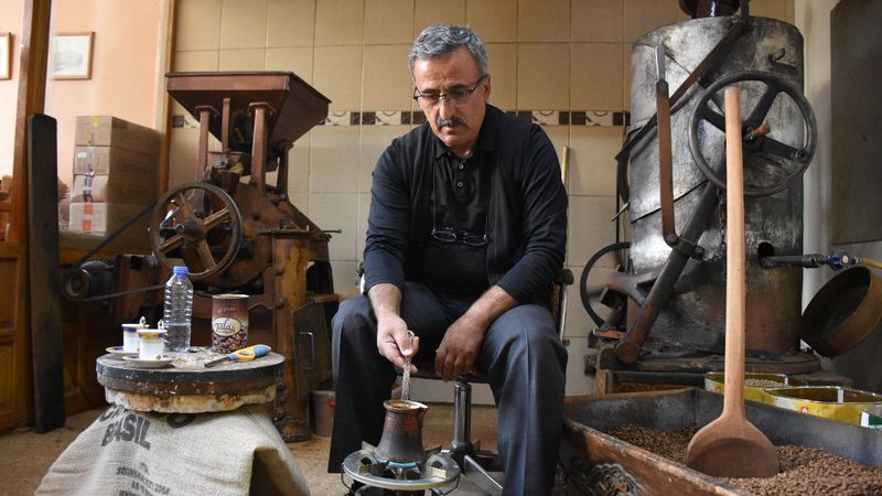 Sivaslılar 94 yıldır aynı taş değirmende öğütülen kahveyi içiyor