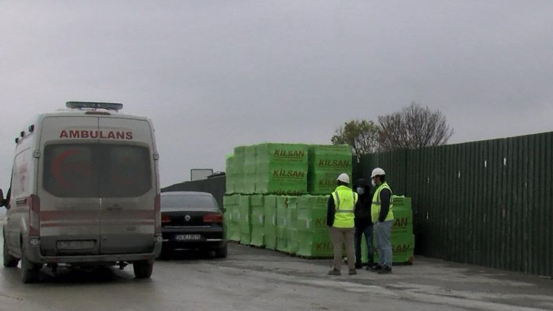 Büyükçekmece'de 2 işçi, 5 metre yüksekten düşerek yaralandı