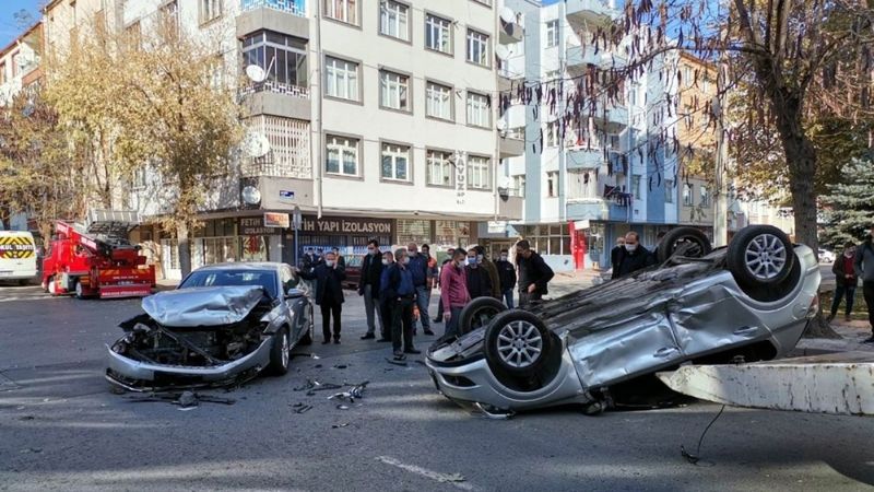 Kayseri'de kaza yapan otomobil ters döndü: 3 yaralı