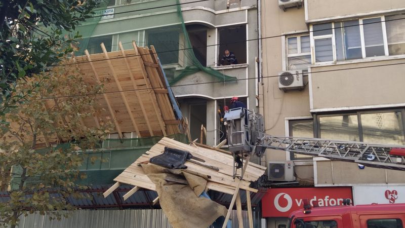 Fatih'te inşaat iskelesi tramvay yoluna düştü