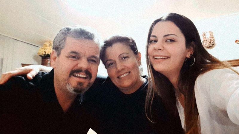 İzmir'de anne ve babası işitme engelli kız, işaret dili eğitmeni oldu