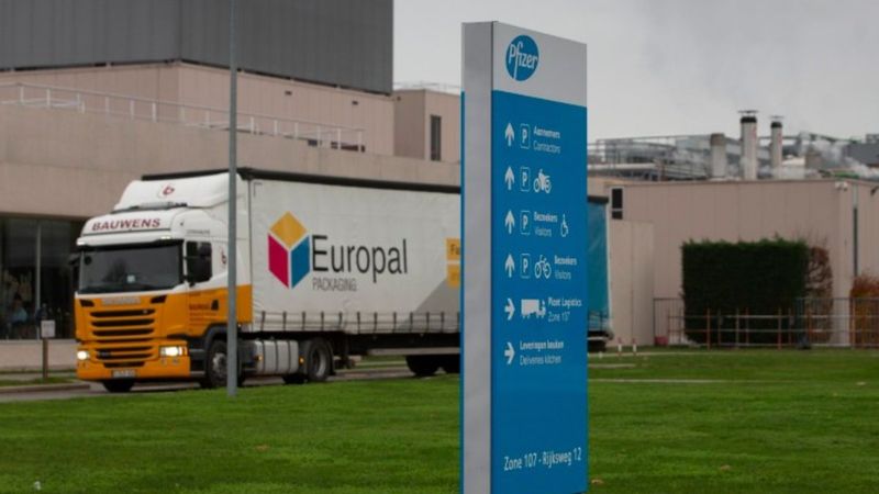 Pfizer ve BioNTech'in ürettiği aşının İngiltere'ye sevkiyatı başladı