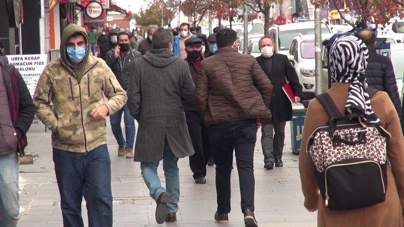 Erzurumlu sigara tiryakisi evde eşi, dışarıda devlet için sigara içmiyor