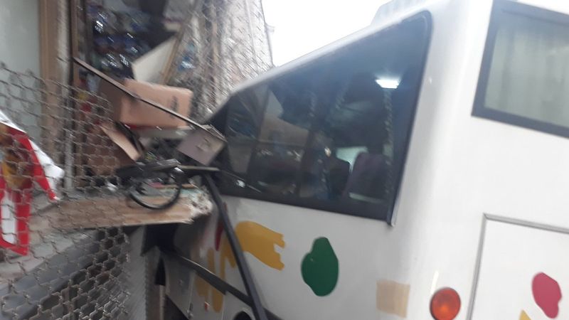 Küçükçekmece’de servis aracı markete girdi: 3 yaralı