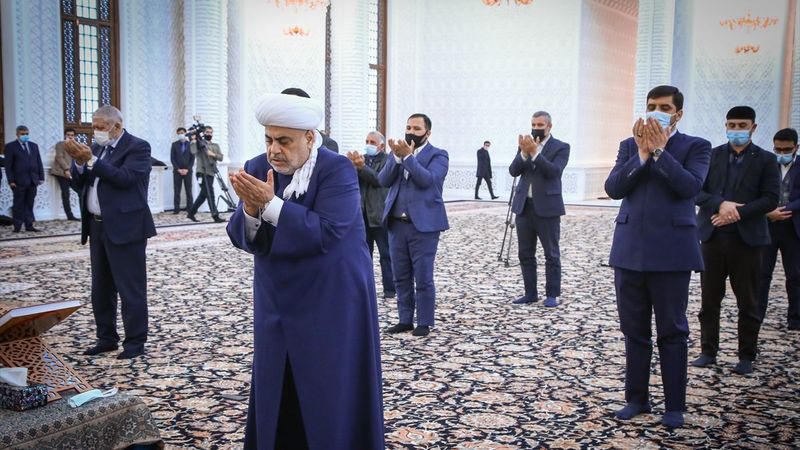 Azerbaycan'daki camilerde şehitler için dua edildi