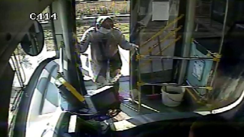 Pendik'te otobüs şoförüne zor anlar yaşatan kadın yolcu kamerada