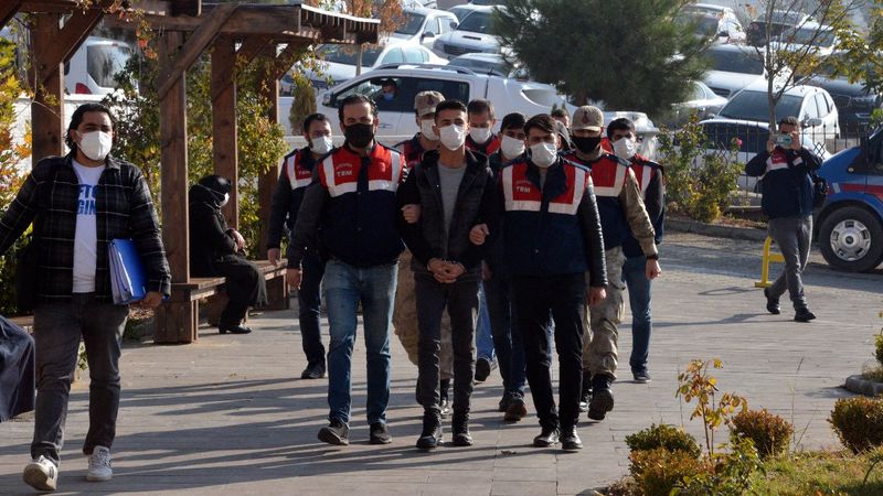 Mersin'de cezaevindeki PKK'lılara finansal destek sağlayanlara operasyon