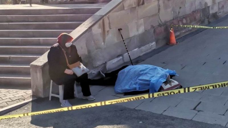 Kayseri'de ölen eşinin başından ayrılmadı