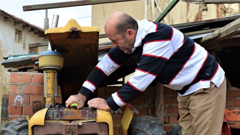 Bilecikli esnaf 1959 model traktörünü hayranlıkla kullanıyor