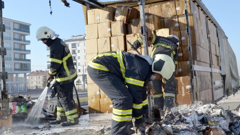 Aksaray'da deterjan yüklü tırda yangın çıktı
