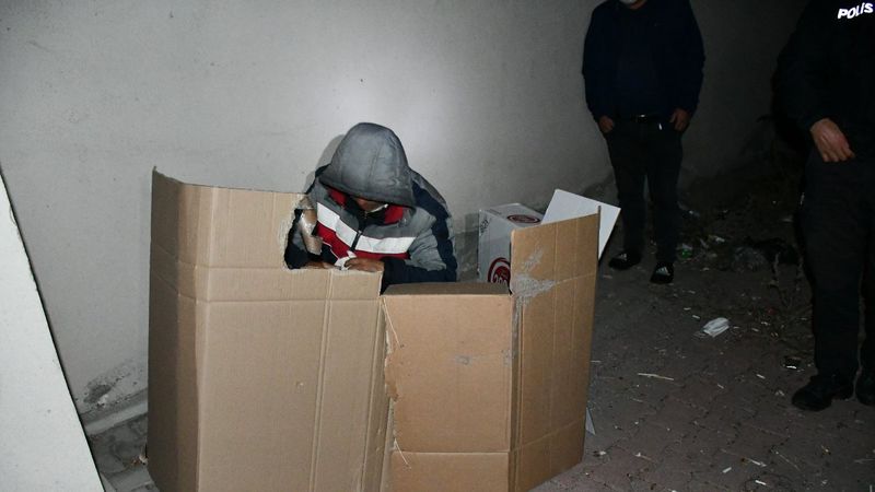 Aksaray'da kaçak göçmen koli içinde yatarken bulundu