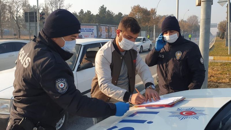 Çorum'da kısıtlamayı ihlal edip, polisle tartıştı
