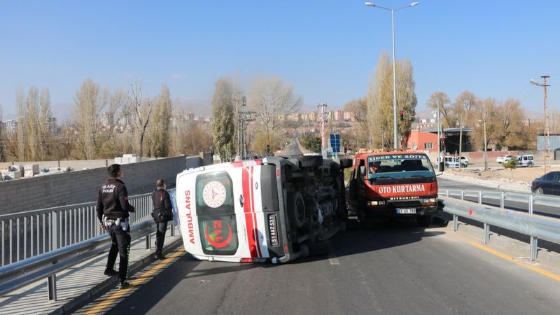 Niğde'de koronavirüs hastasına giden ambulans, otomobille çarpıştı: 3 yaralı