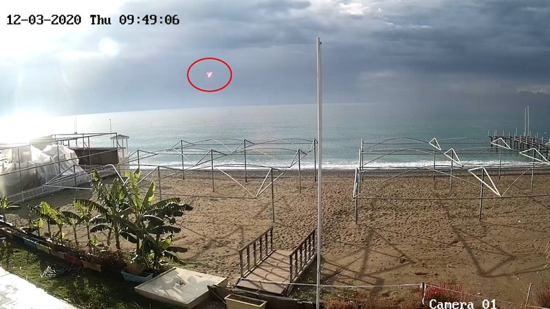 Antalya'da güvenlik kamerasına yansıyan garip cisim