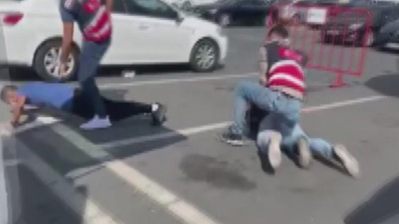 Bayrampaşa'da silah ticareti yapan şüphelilere operasyon: 3 tutuklama