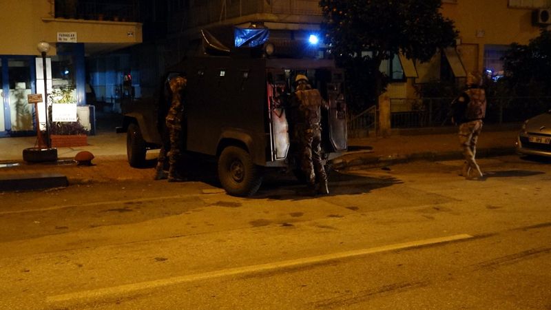 Antalya'da eski eşi tabancayla kapıya dayandı