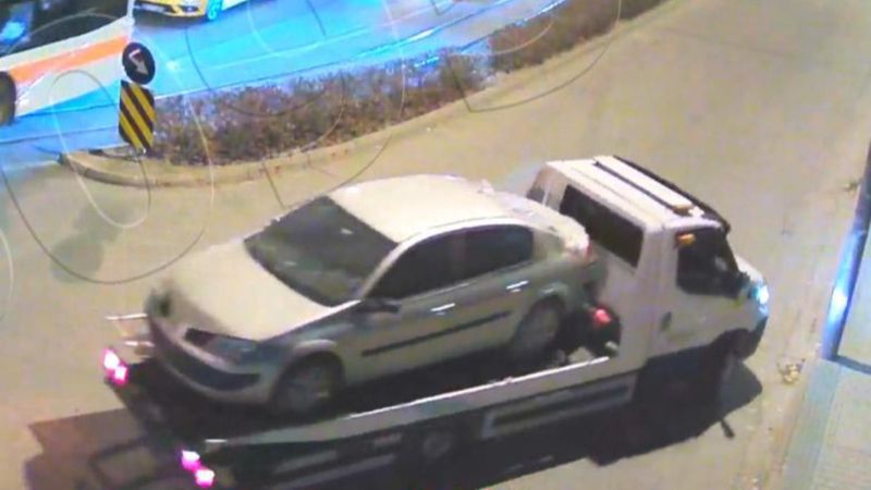 Eskişehir'de boş arsada bulunan aracı çekiciyle çaldılar