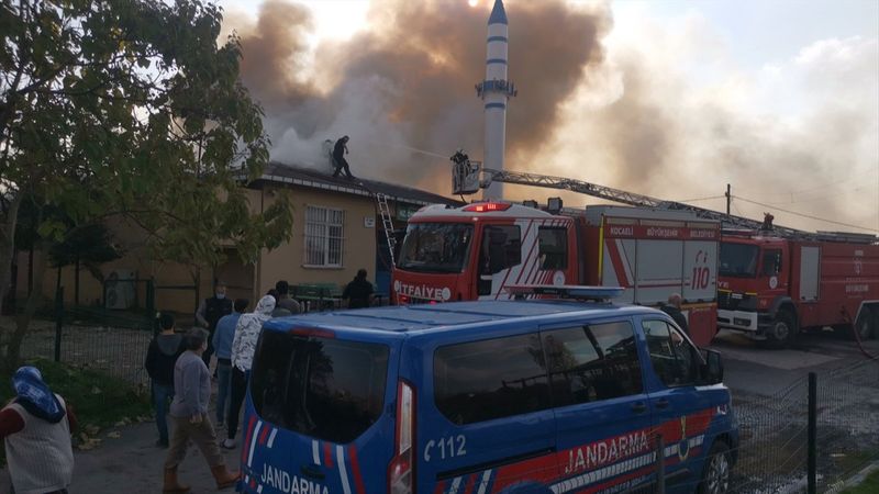 Kocaeli'de alevler arasında kalan cami kullanılamaz hale geldi