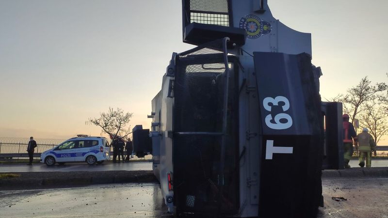 Küçükçekmece'de TOMA devrildi