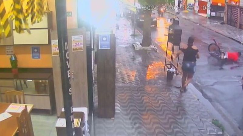 Bisikletli hırsızı şemsiye fırlatarak durduran kadın