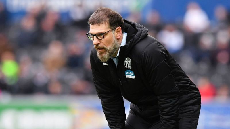 West Bromwich, Slaven Bilic'i gönderiyor