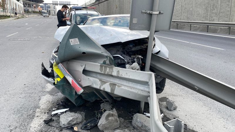 Seyrantepe'de araç bariyere saplandı