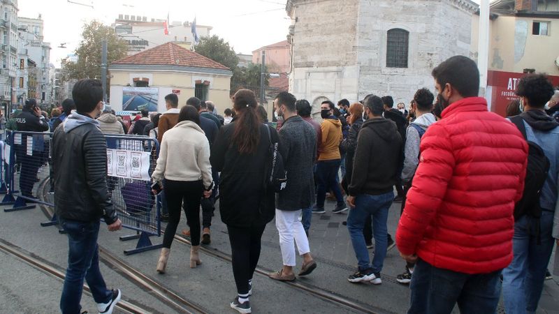 İstiklal Caddesi'nde kısıtlama sonrası yoğunluk