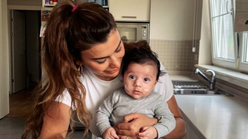 Ebru Şancı 3 aylık oğluyla mutfakta