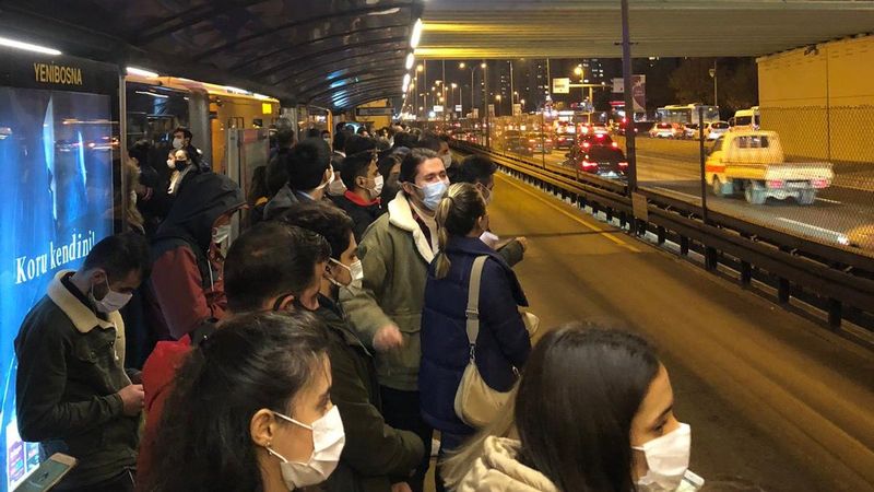 İstanbul'da metrobüs duraklarında yoğunluk