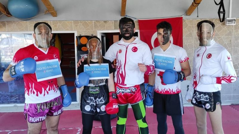 Düzceli sporcular yüzlerini siyaha boyayarak ırkçılığı protesto ettiler