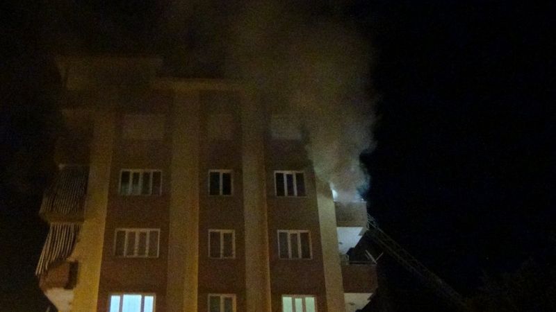 Antalya'da evin balkonundan yükselen duman, paniğe neden oldu