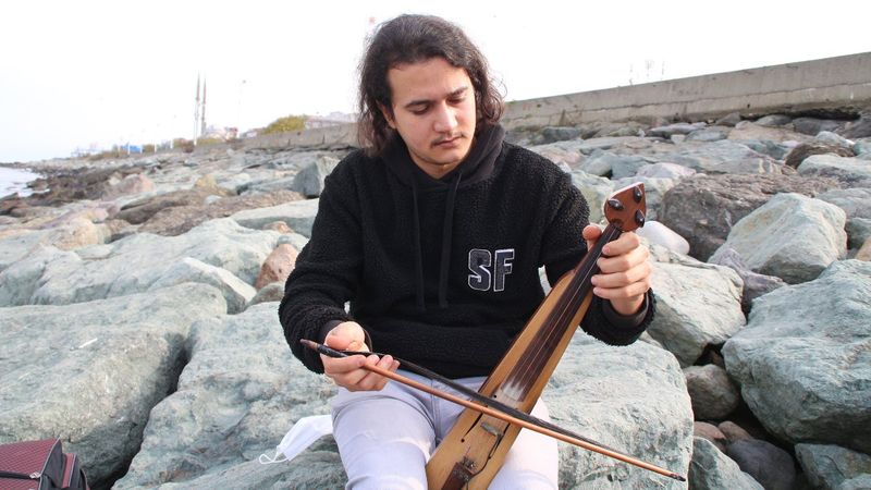 Rize'de kemençeyi, farklı müzik dallarına tanıtıyor