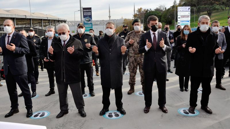 Ahmet Nur Çebi, Şehitler Anıtı’nda dua etti